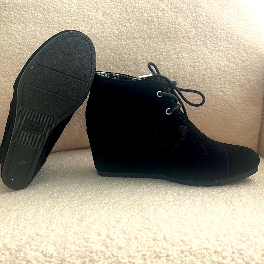 Like New black Toms shoes size 6.5
